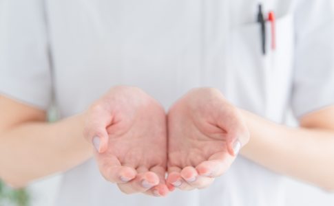 白衣の女性の手