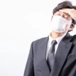 マスクを着けている男性